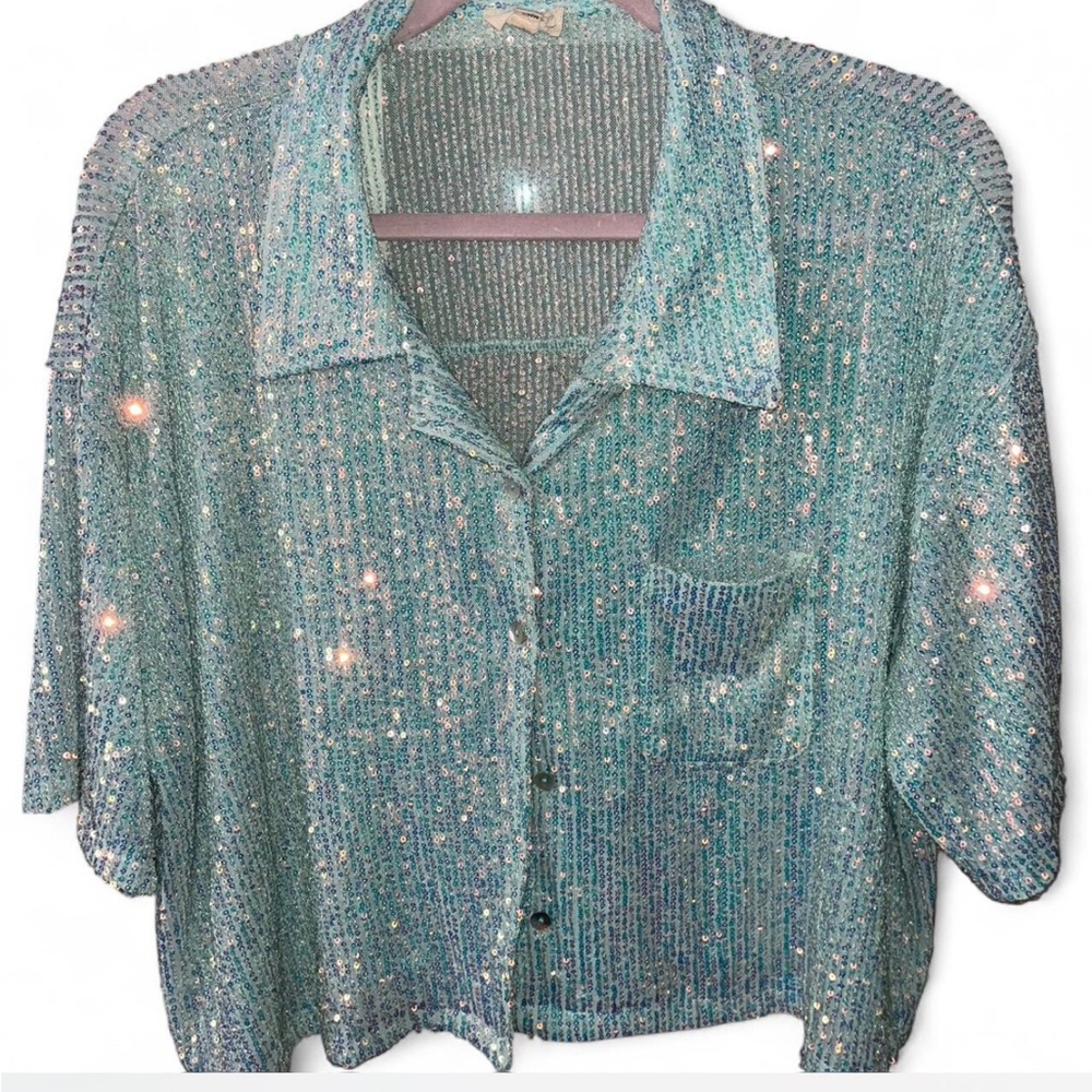 ✨💎🩵 POL size LARGE sequin button up✨✨
🩵 this shirt is even cooler in person